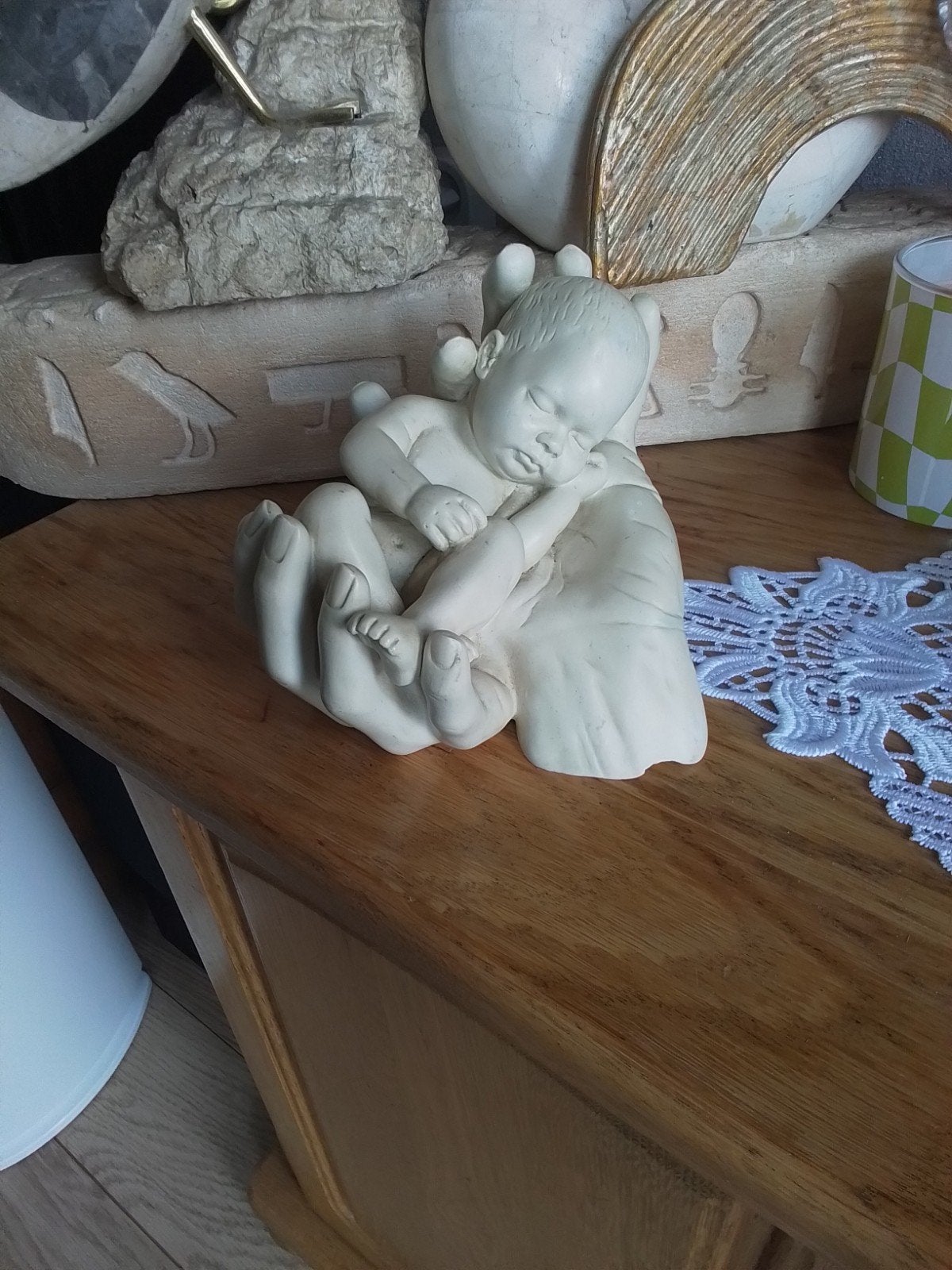 Leuk babybeeldje in handen - Gips, Ophalen of Verzenden