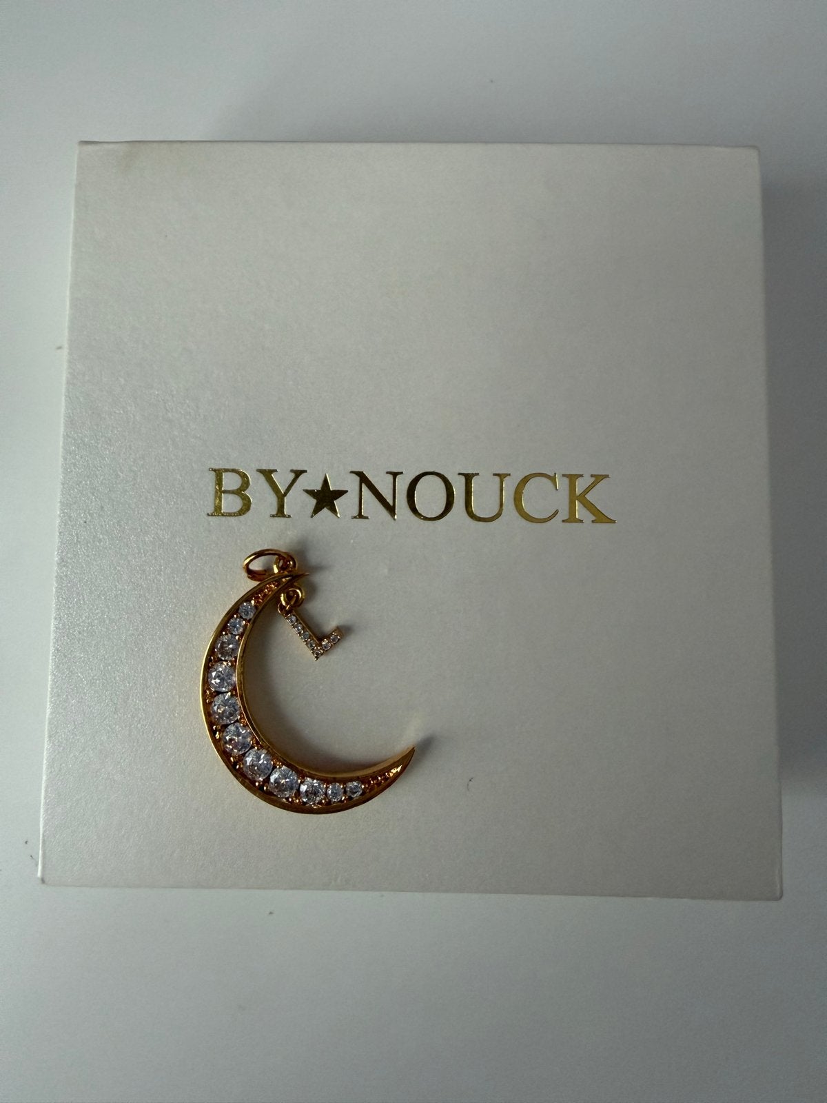By Nouck Maan ketting met kristallen en initiaal 'L', Sieraden, Tassen en Uiterlijk, Met kristal, Overige materialen, Verzenden