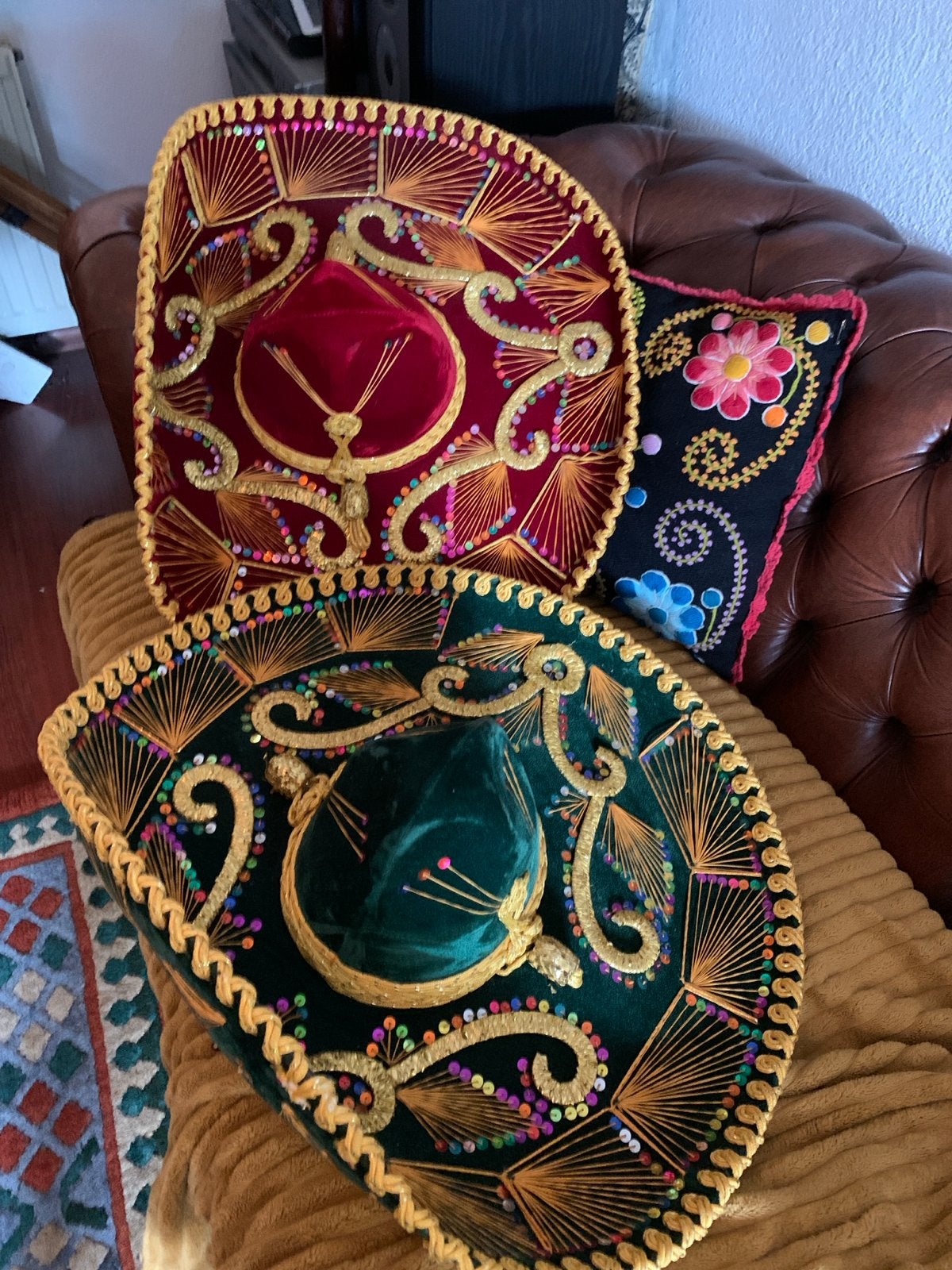 Set van 2 Mexicaanse Sombrero's - Groen en Rood, Ophalen of Verzenden, Zo goed als nieuw, One size fits all, Hoed