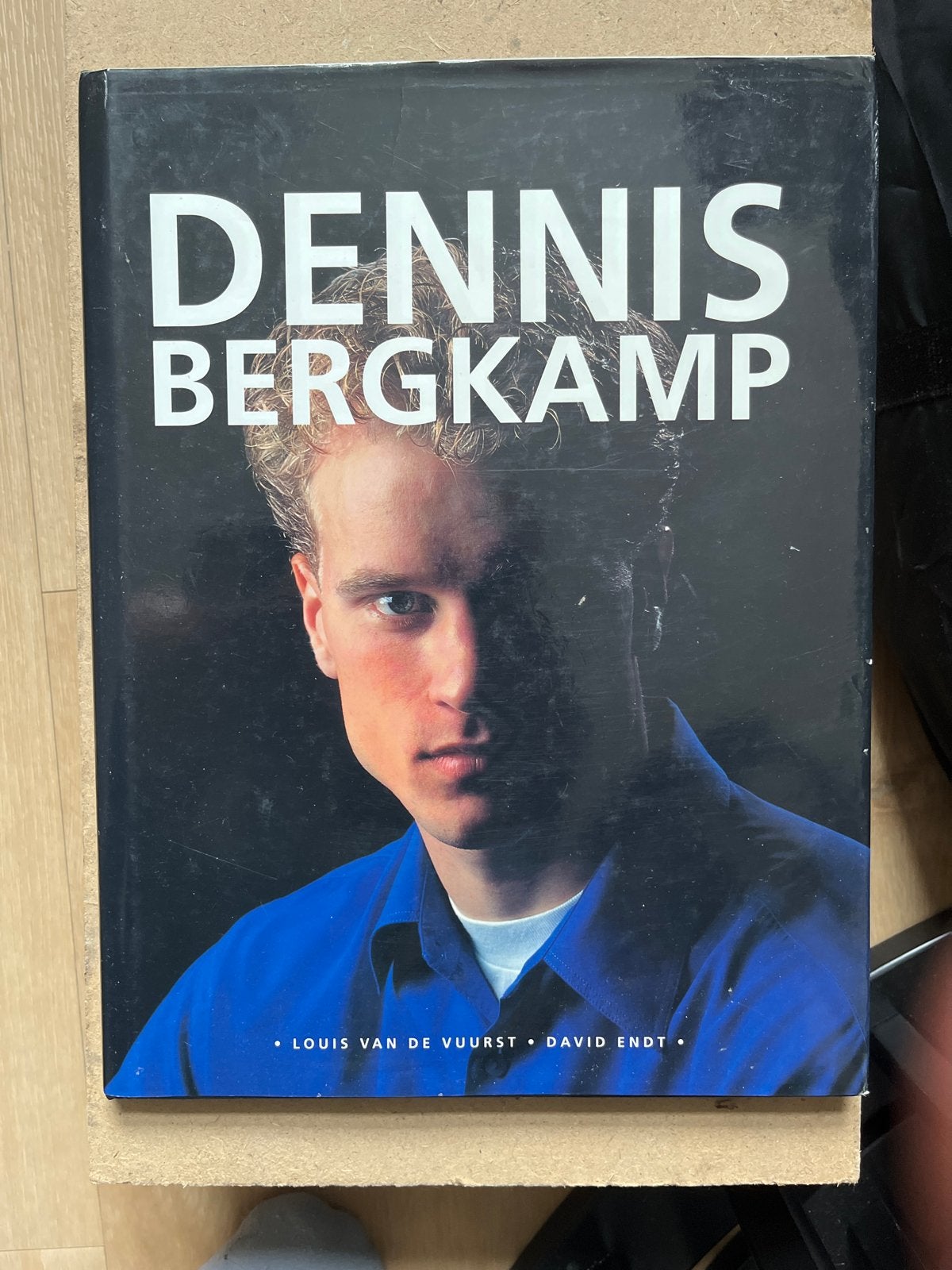 Dennis Bergkamp: Biografie van een Voetballegende, Ophalen of Verzenden, Gelezen, Balsport