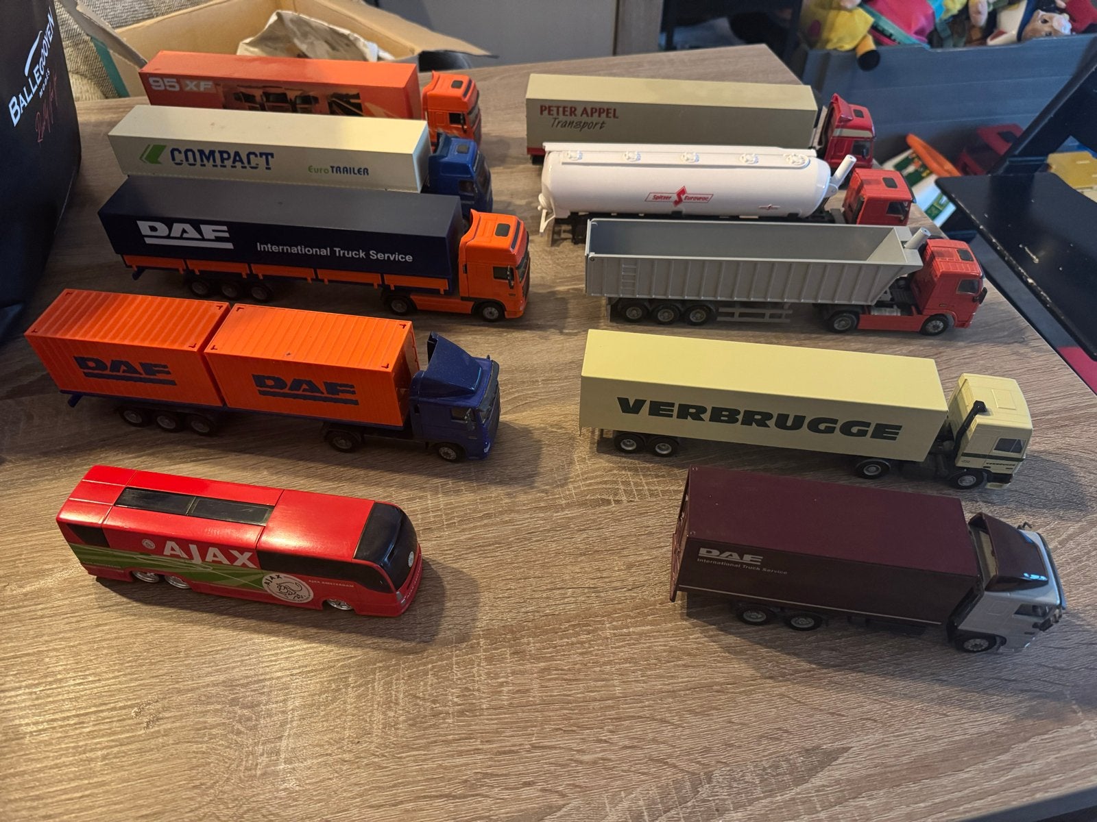 Verzameling modelvrachtwagens en bus (DAF, Peter Appel), Gebruikt, 1:32 tot 1:50, Truck, Ophalen