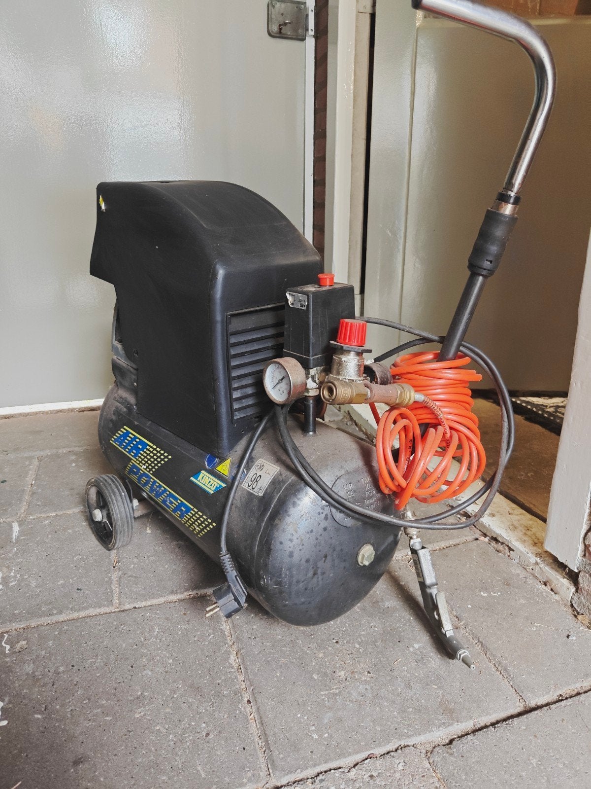 Kinzo Compressor 24L - 1100W, 0-8 bar, 170 l/min, Doe-het-zelf en Verbouw, Compressors, Ophalen