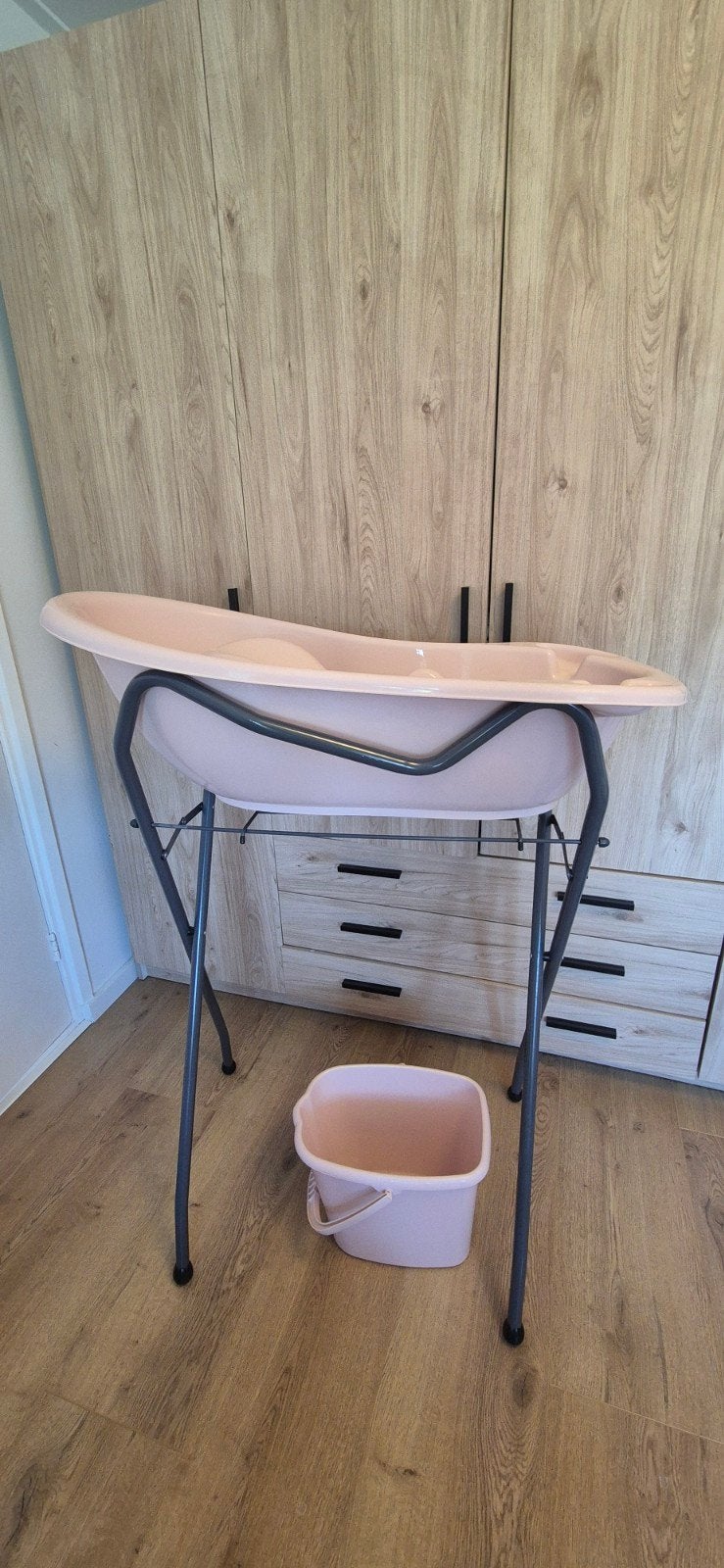 MamaLoes Baby Badset Roze met Standaard en Badzitje, Ophalen of Verzenden, Gebruikt, Badje, Overige merken