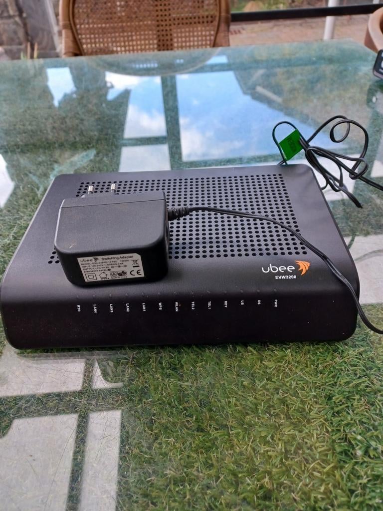 Ubee EVW3206 Router met Modem - Zo goed als nieuw, Computers en Software, Routers en Modems, Ophalen of Verzenden, Zo goed als nieuw