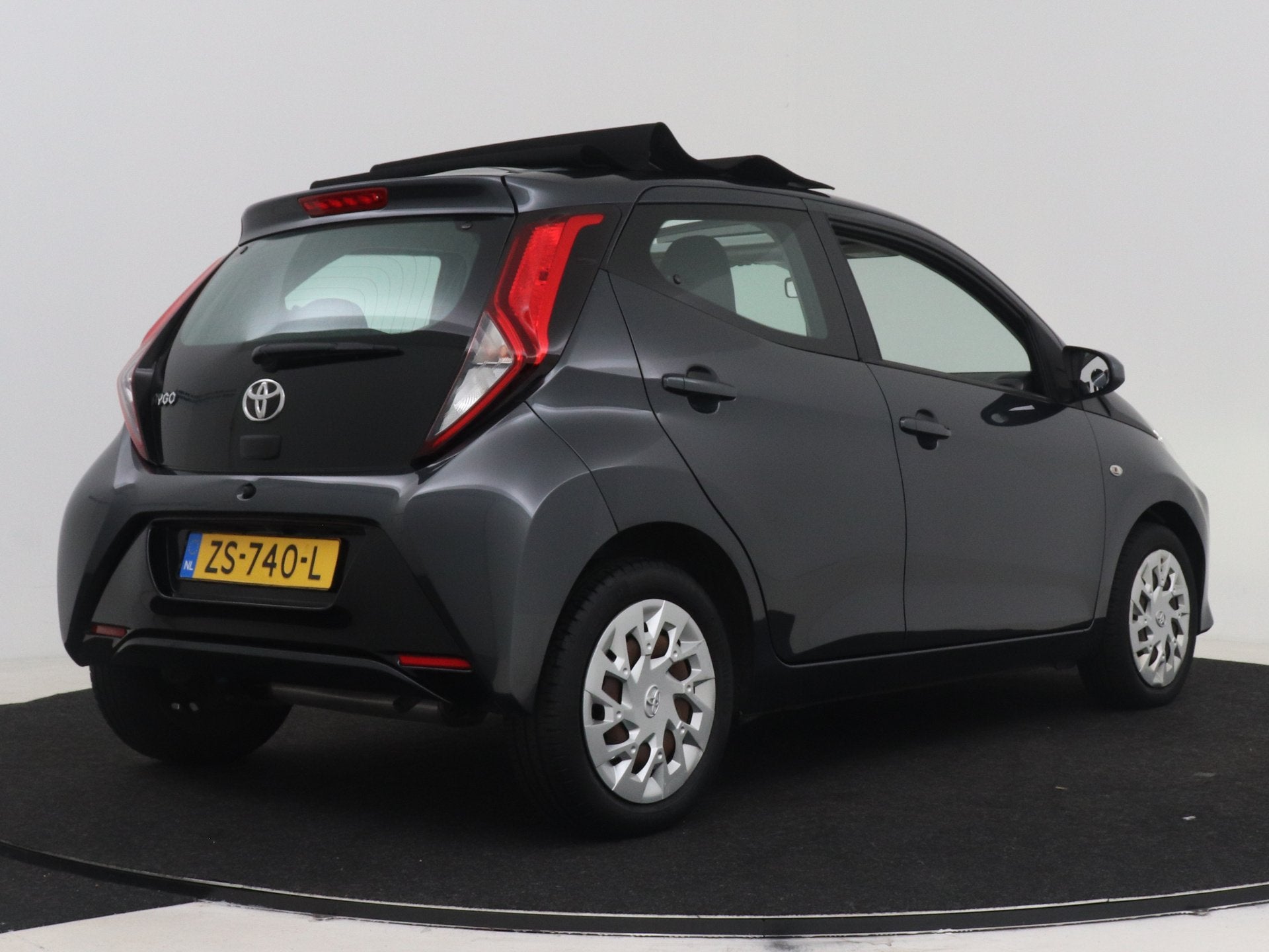 Toyota Aygo 1.0 VVT-i x-play Automaat | Cabrio | Apple carpl, Stof, Gebruikt, 4 stoelen, Origineel Nederlands