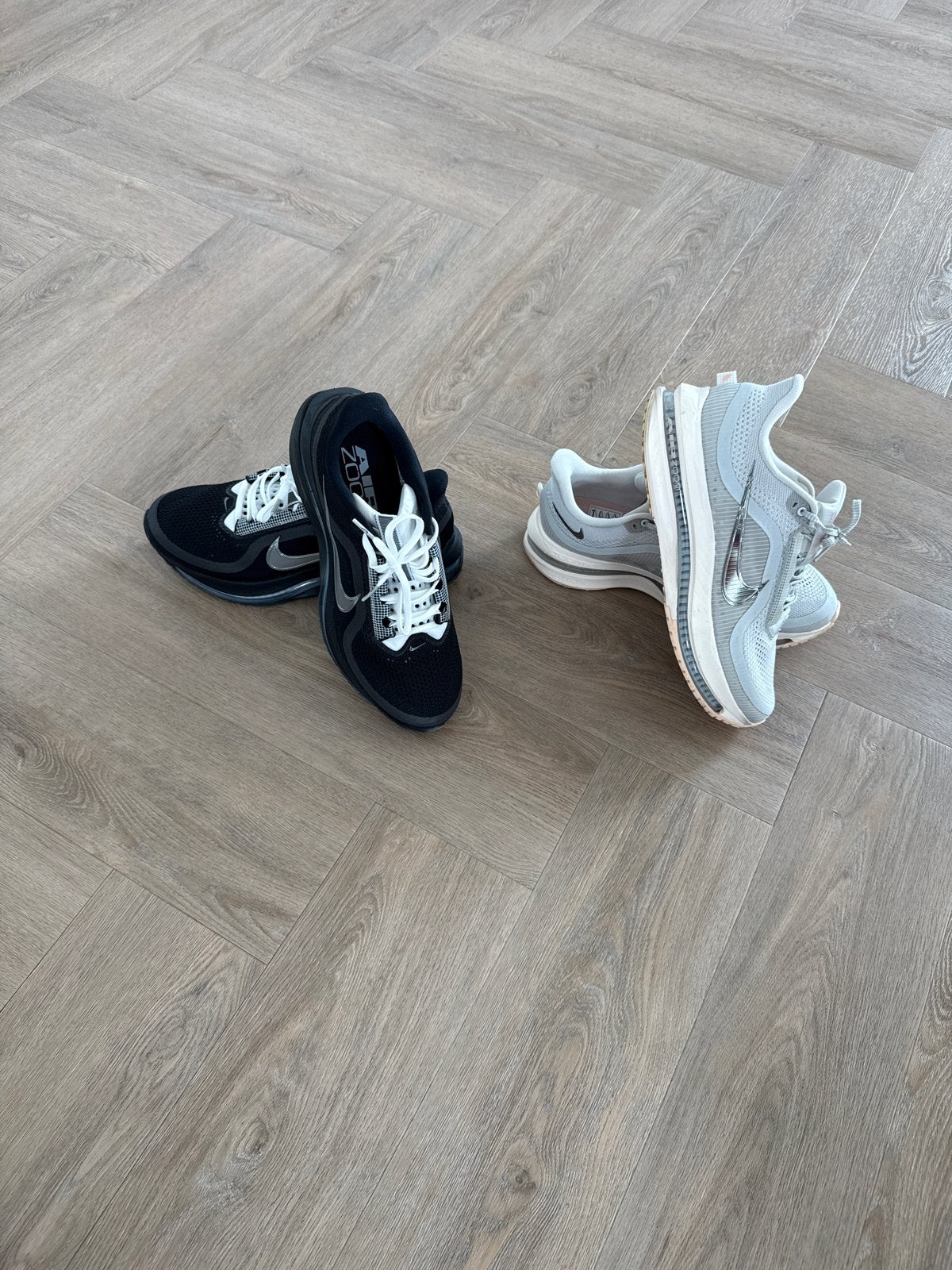 Nike sneakers - Zwart en Grijs, Ophalen of Verzenden, Zo goed als nieuw, Zwart, Sneakers of Gympen