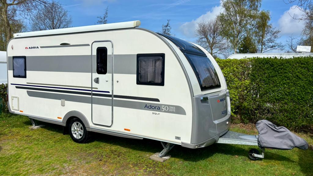 Adria Adora 512 UP Silver Collection, modeljaar 2016, Rondzit, Frans bed, Particulier, Adria