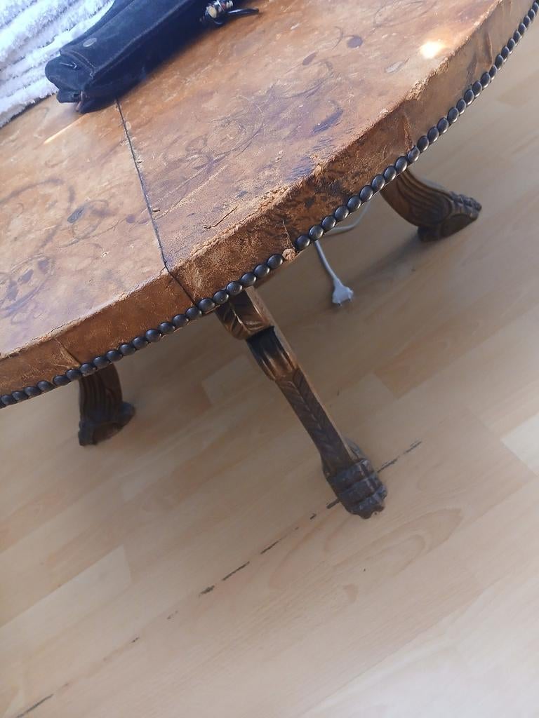 Antieke salontafel met leer en houtsnijwerk, Ophalen