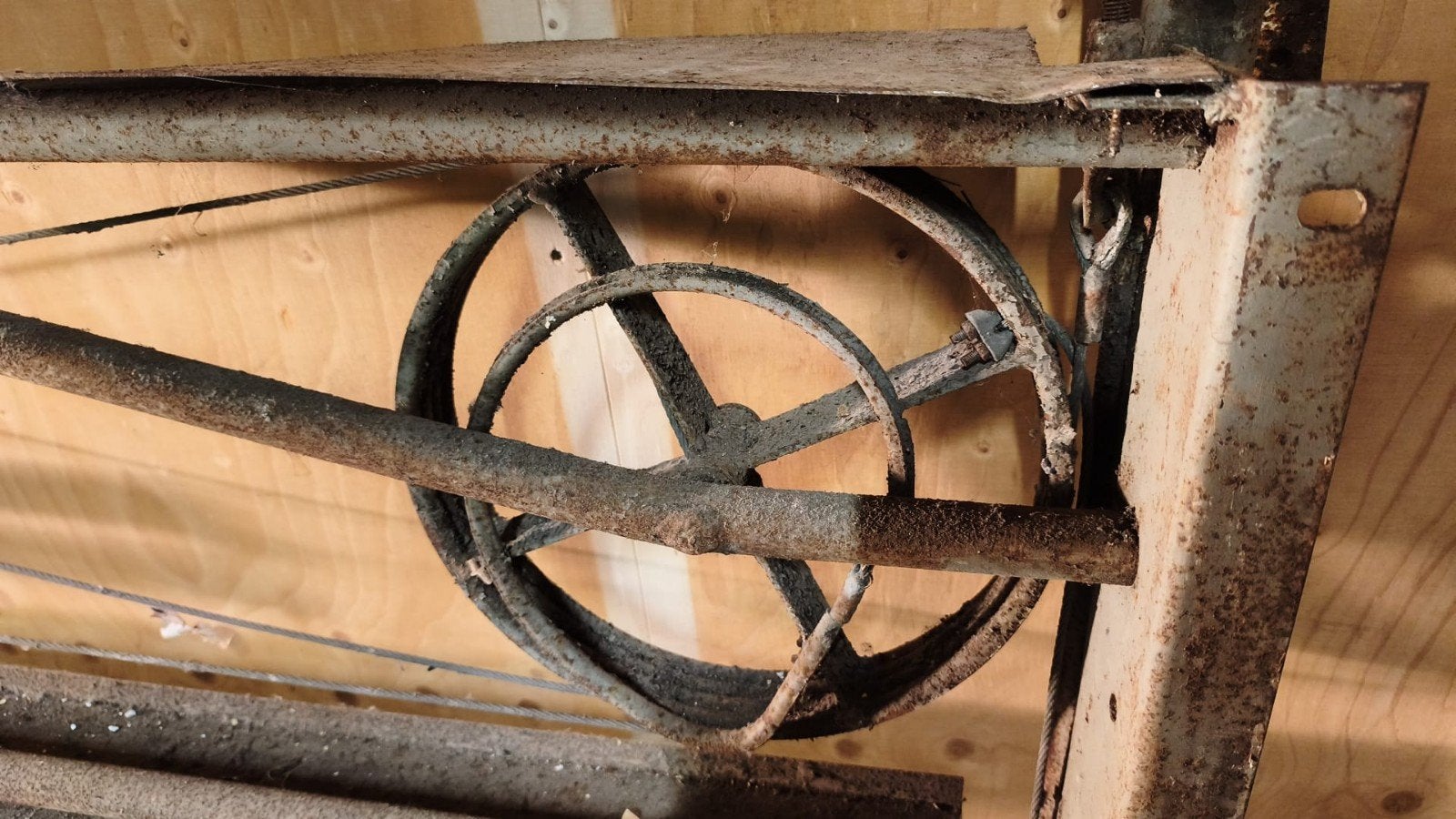 Oude metalen constructie met katrollen en veren, Ophalen