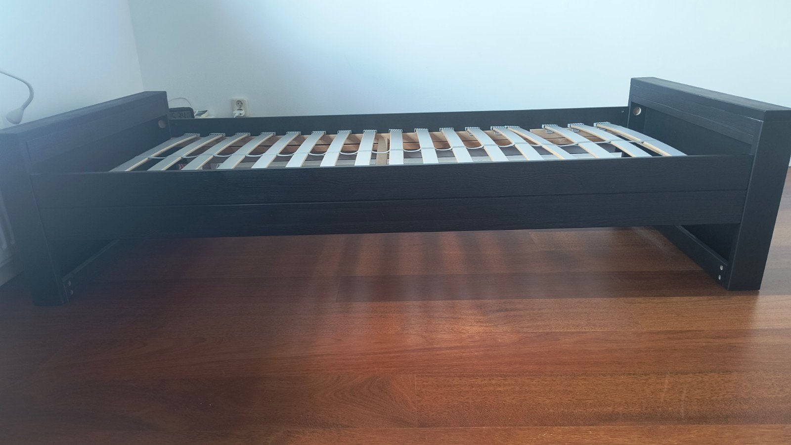 Zwart eenpersoonsbed met lattenbodem, Ophalen, Gebruikt, 90 cm, Eenpersoons
