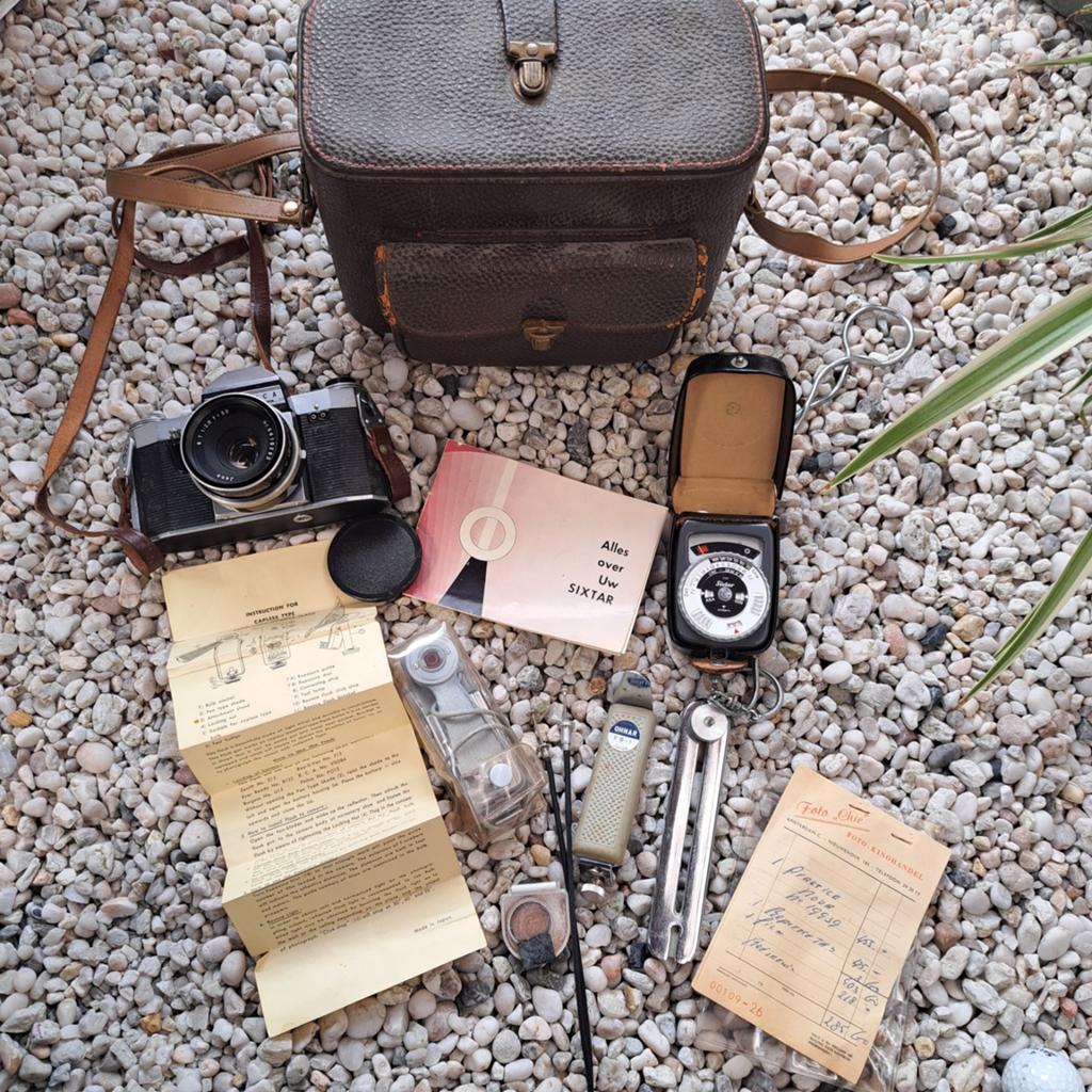 Vintage Praktica Nova spiegelreflexcamera met accessoires, Audio, Tv en Foto, Fotocamera's Analoog, Ophalen of Verzenden, Gebruikt