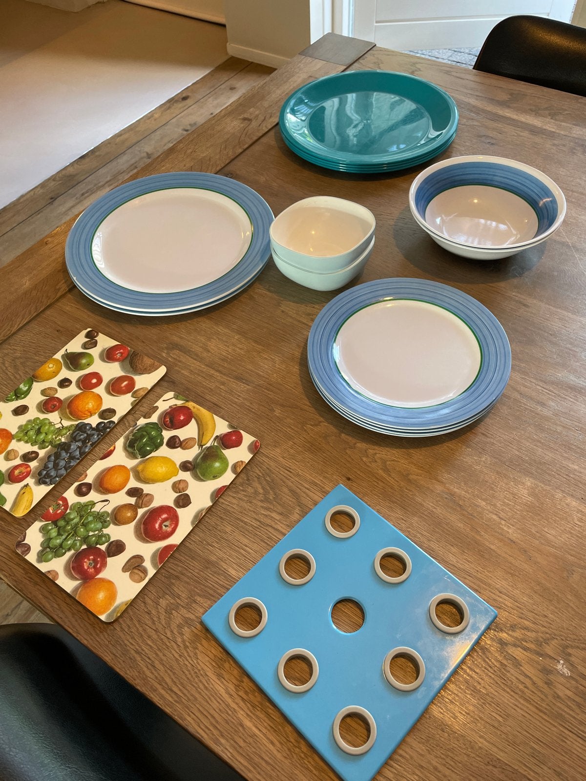 Camping set: borden, kommen, onderzetters, Ophalen of Verzenden, Gebruikt
