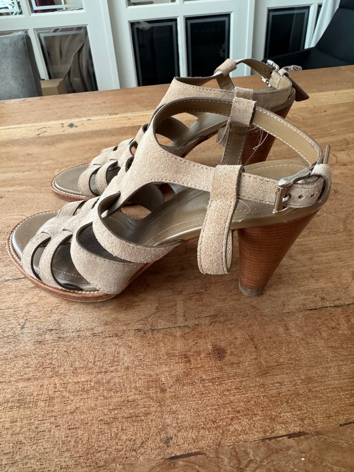 TOD'S suède sandalen met hak - Maat 41, Kleding | Dames, Schoenen, Ophalen, Beige, Sandalen of Muiltjes, Zo goed als nieuw