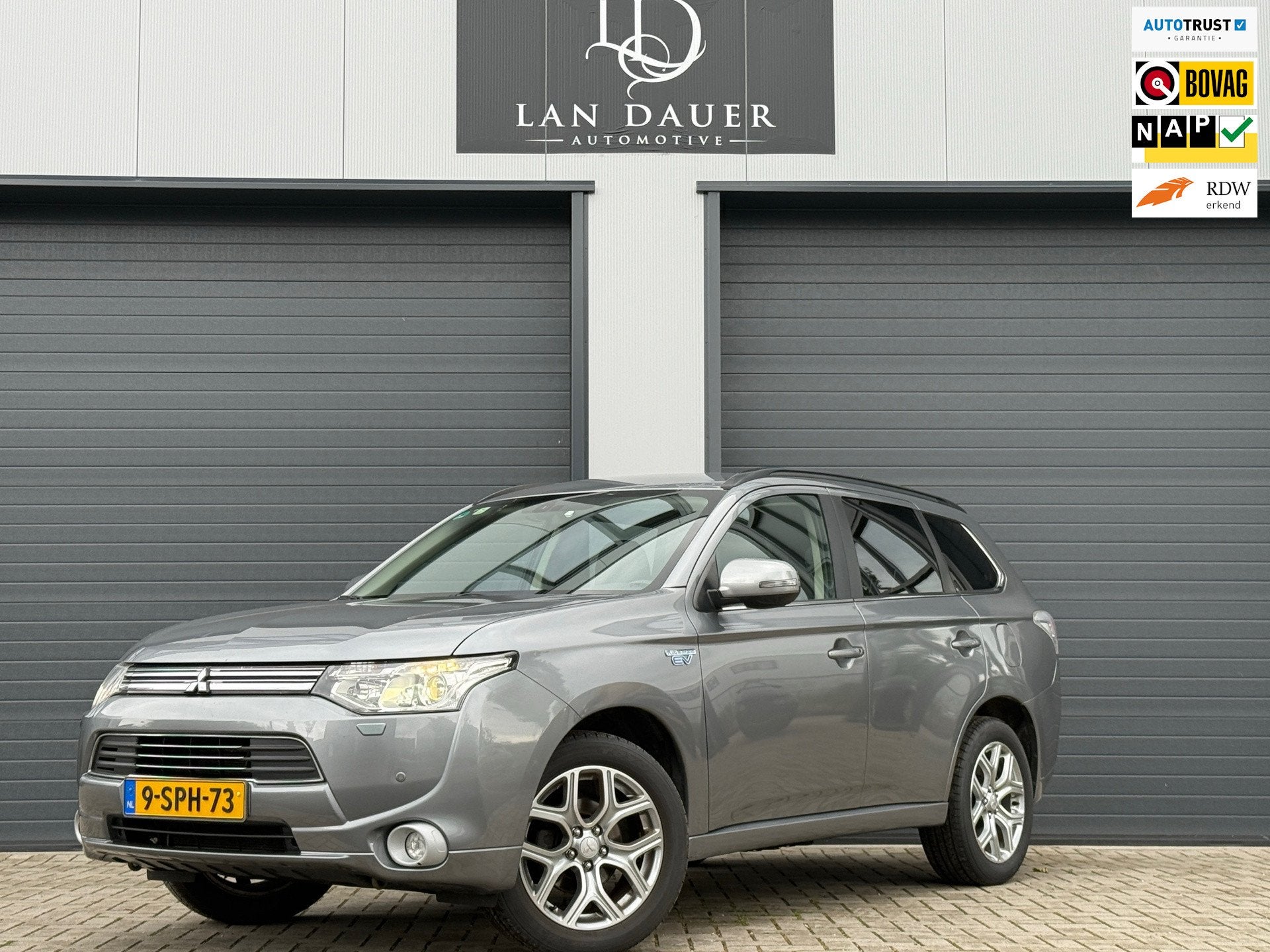Mitsubishi Outlander 2.0 PHEV Intense +1E EIG NAP / TREKHAAK, 4 cilinders, Vierwielaandrijving, Hybride Elektrisch/Benzine, Automatische klimaatregeling