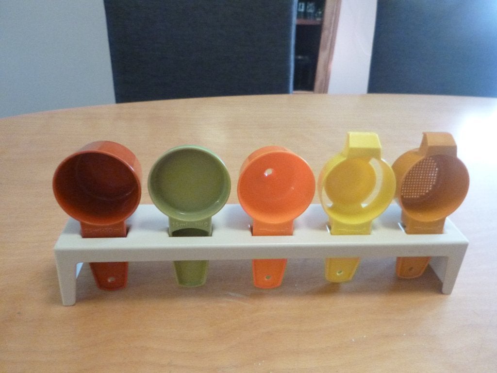 vintage maatschepjes in houder van tupperware, Ophalen of Verzenden, Gebruikt, Overige kleuren, Overige typen