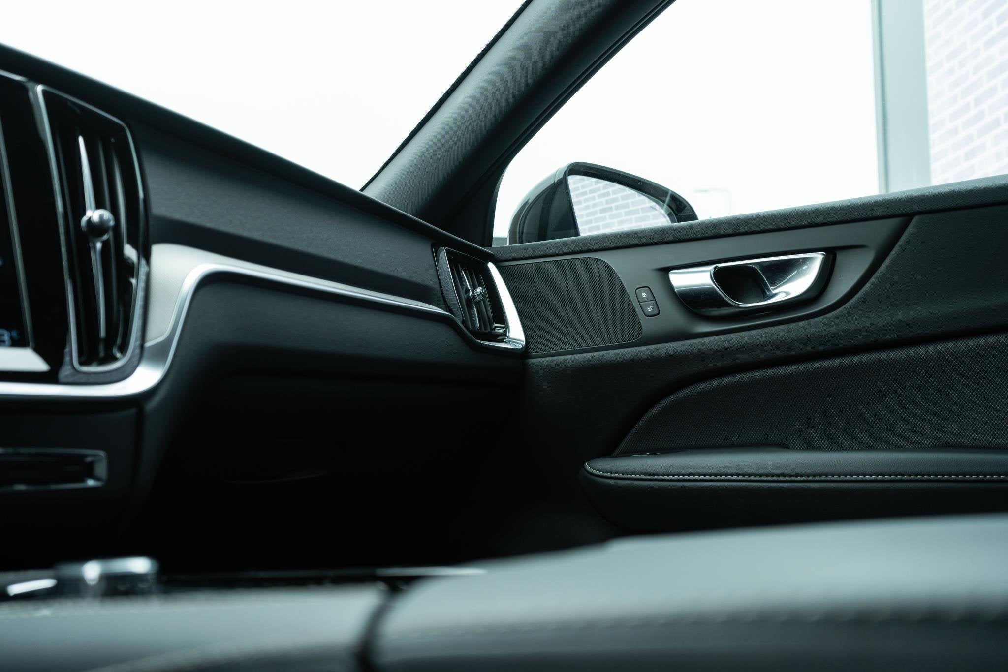 Foto 9 van Volvo V60 2.0 T6 Recharge AWD R-Design | Trekhaak | Adaptiev