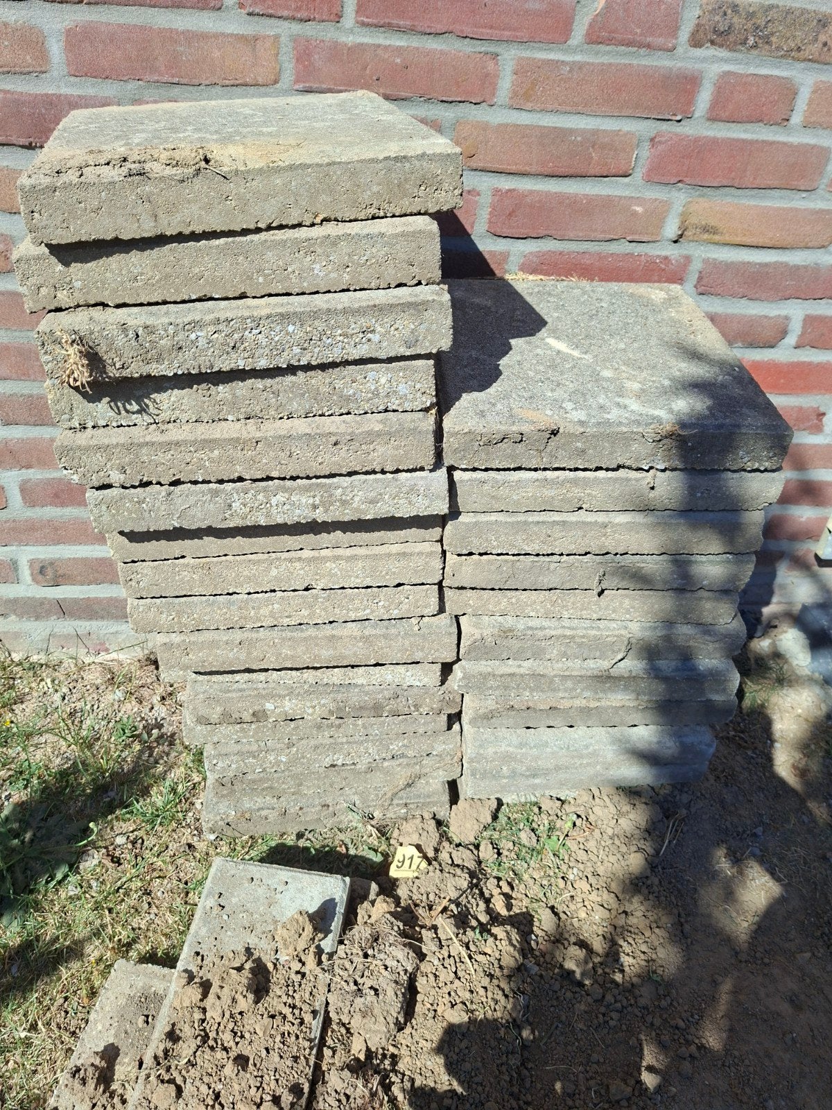 gratis af te halen 28 stoeptegel plus een paar bandjes, Ophalen, Beton, Terrastegels