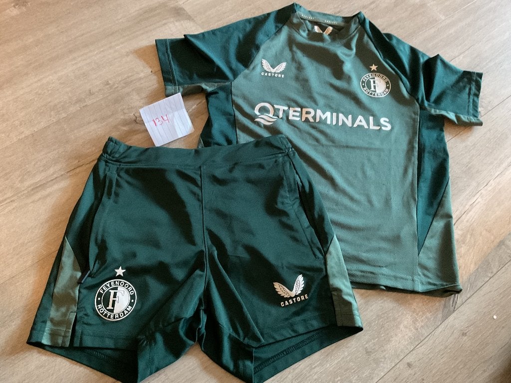 Originele voetbalsetjes mt 134, Maat XS of kleiner, Ophalen, Zo goed als nieuw, Set