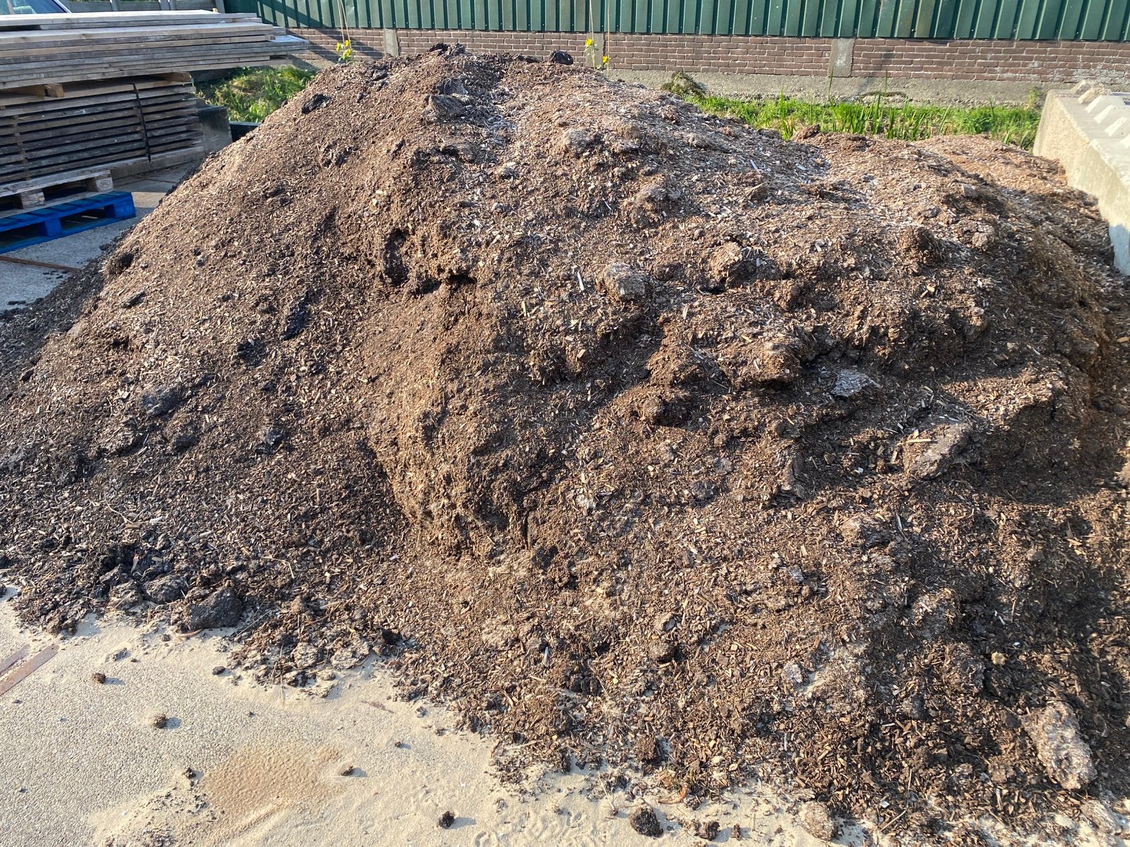 Compost , stalbodem verteerde houtsnippers met paardenmest,, Ophalen, Compost