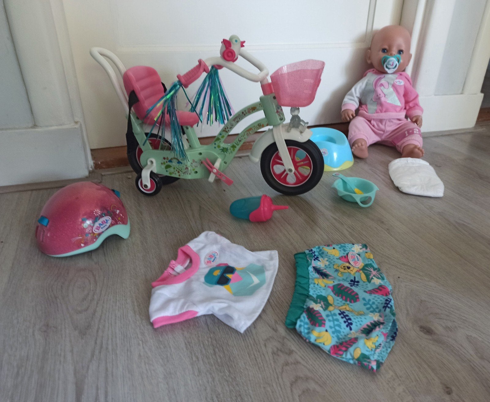 Baby Born 43 cm met kleding, fiets en helm, Kinderen en Baby's, Speelgoed | Poppen, Ophalen of Verzenden, Zo goed als nieuw, Babypop