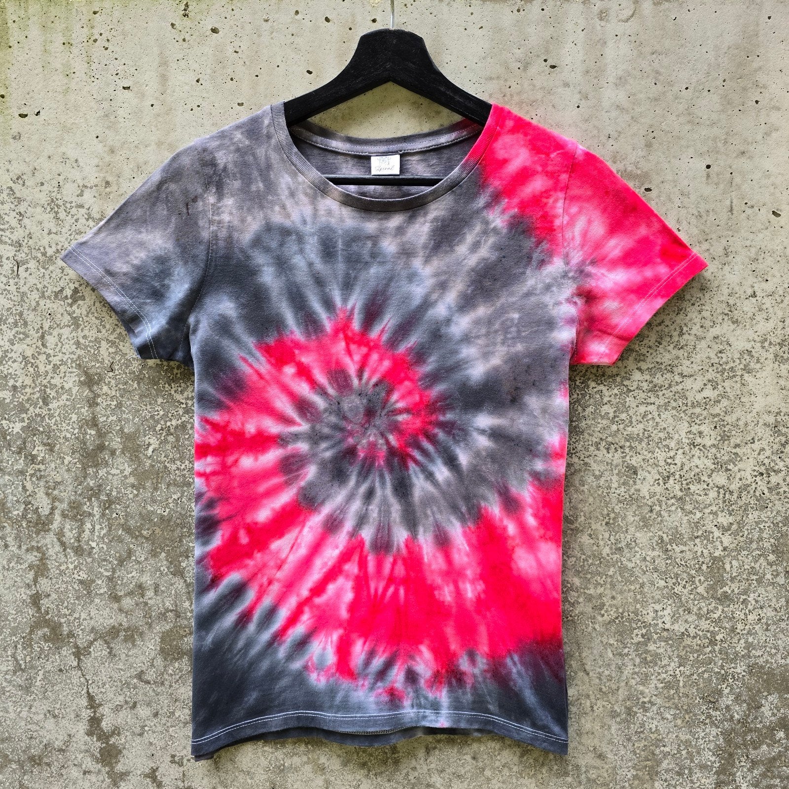 Spiral tie dye zwart - grijs - rood gothic punk t-shirt S, Kleding | Dames, Zwart, Nieuw, Ophalen of Verzenden, Spiral Creaties