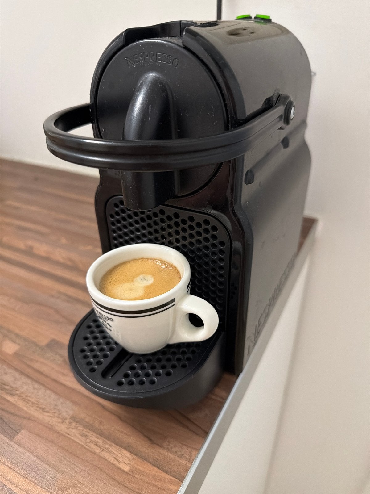 DeLonghi Nespresso Inissia - Zwart, Ophalen, Espresso apparaat, Zo goed als nieuw, 1 kopje