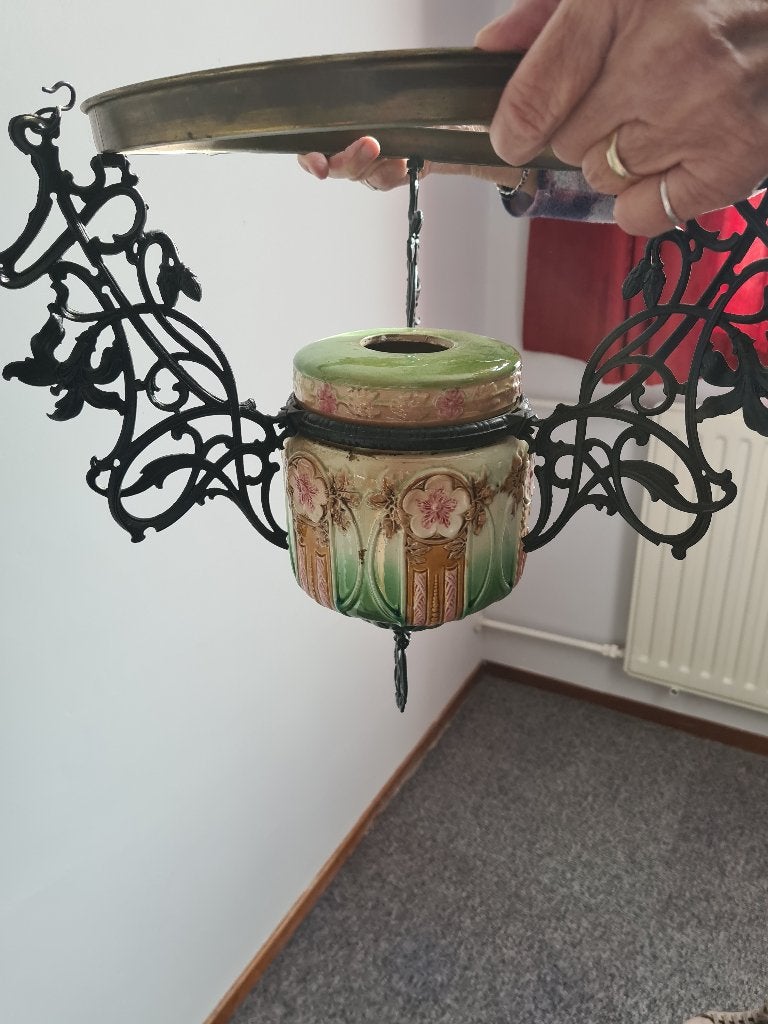 Antieke olielamp met sierlijke smeedijzeren houder, Ophalen