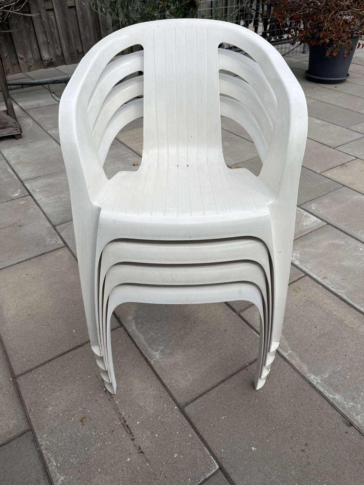Set van 4 witte kunststof tuinstoelen, Ophalen, Kunststof, Gebruikt, Wit