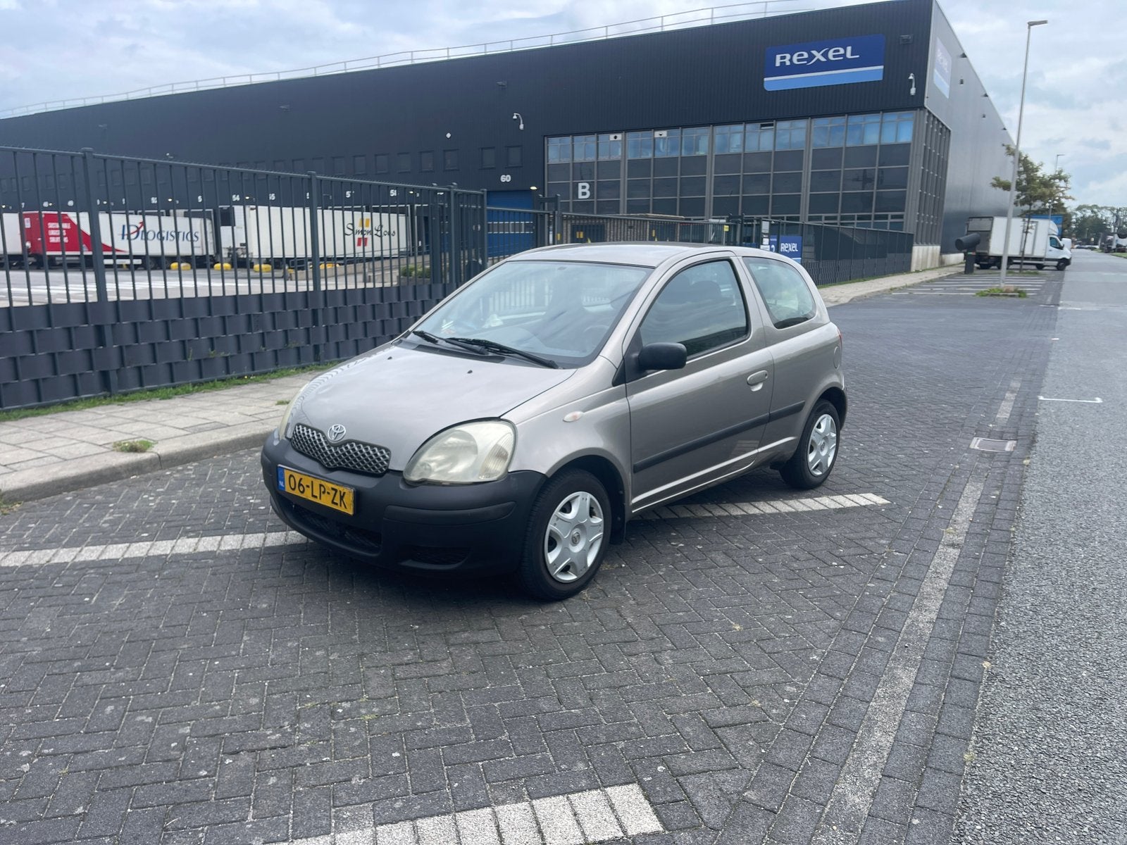 Toyota Yaris 1.0 16V Vvti 3DR Terra 2003 Grijs, 4 cilinders, 400 kg, 855 kg, Origineel Nederlands