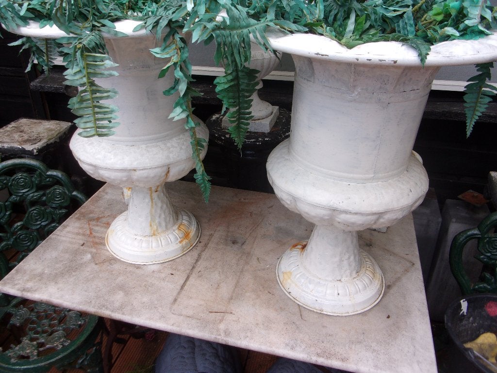 Set van 2 Antieke Witte zinken Bloempotten met Voetstuk, Tuin en Terras, Bloembakken en Plantenbakken, Ophalen, Gebruikt, Minder dan 60 cm