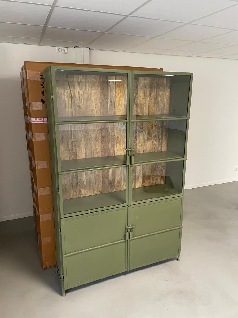 Vitrinekast groen metaal met Mangobekleed 130 breed voorraad, Glas, 1 of 2 laden, Zo goed als nieuw, Buffetkast groen metaal met Mangobekleed 130 breed voorraad