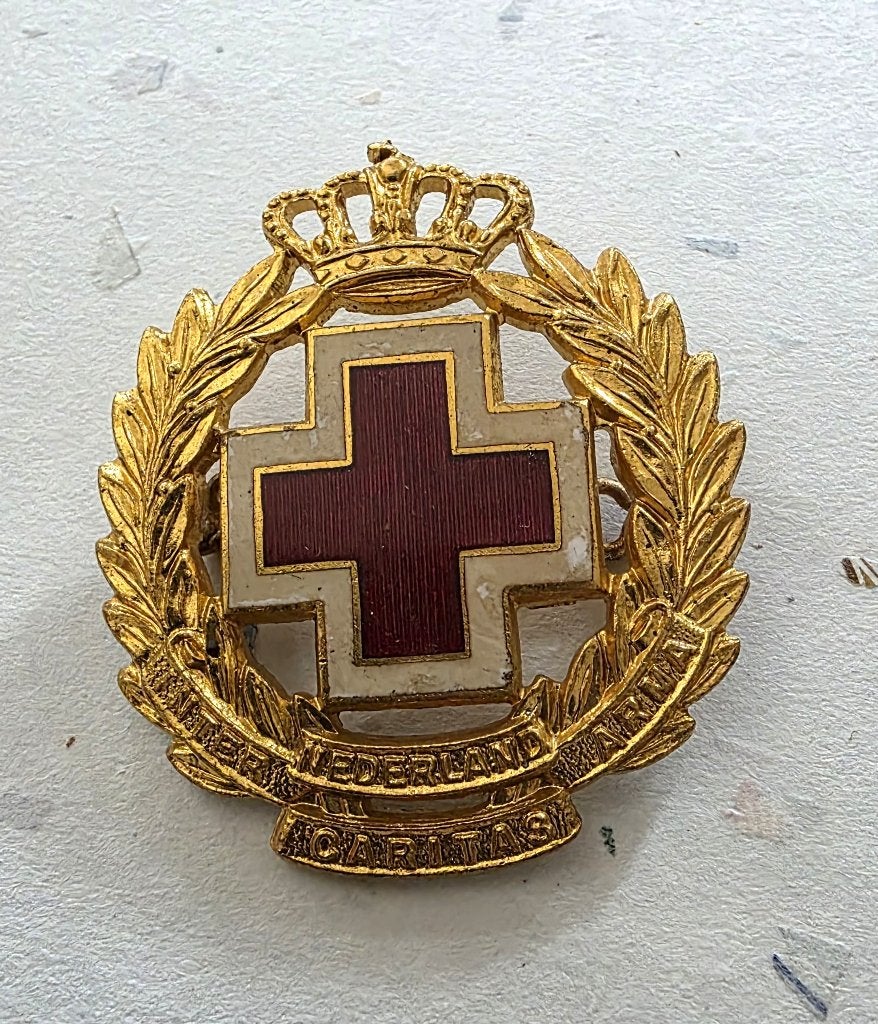 Rode Kruis Pet/Baret embleem, Ophalen of Verzenden, Gebruikt, Overige onderwerpen, Speldje of Pin
