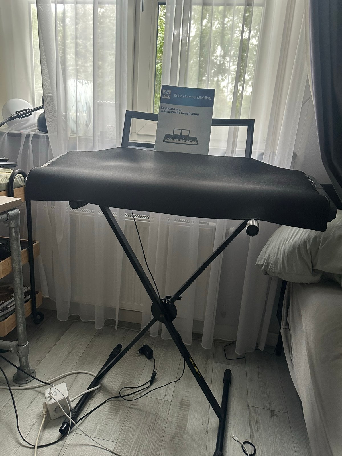 Keyboard met standaard - Weinig gebruikt, 61 toetsen, Zo goed als nieuw, Met standaard, Ophalen