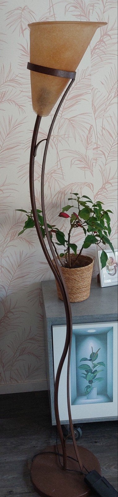 Stijlvolle vloerlamp met amberkleurige glazen kap, Ophalen, E27 (groot), Zo goed als nieuw, Glas