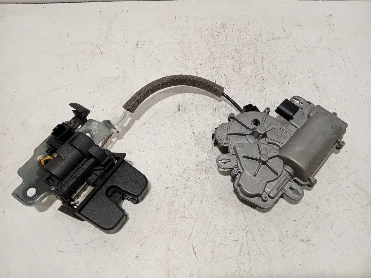 Slot mechaniek kofferdeksel achterklep elektrisch Volkswagen, Auto-onderdelen, Onderdelen@venauto.nl, Van der Ven Autorecycling B.V.