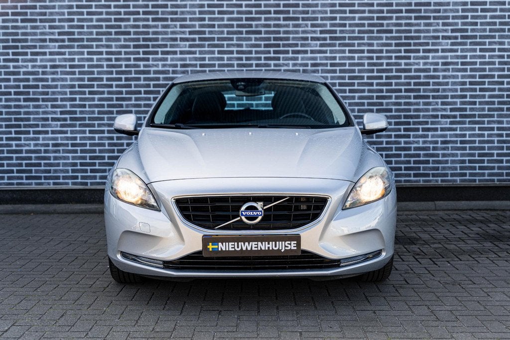 Volvo V40 1.6 T2 Momentum | RTI Navigatie | Climate Control, Automatische klimaatregeling, Gebruikt, Zwart, 4 cilinders