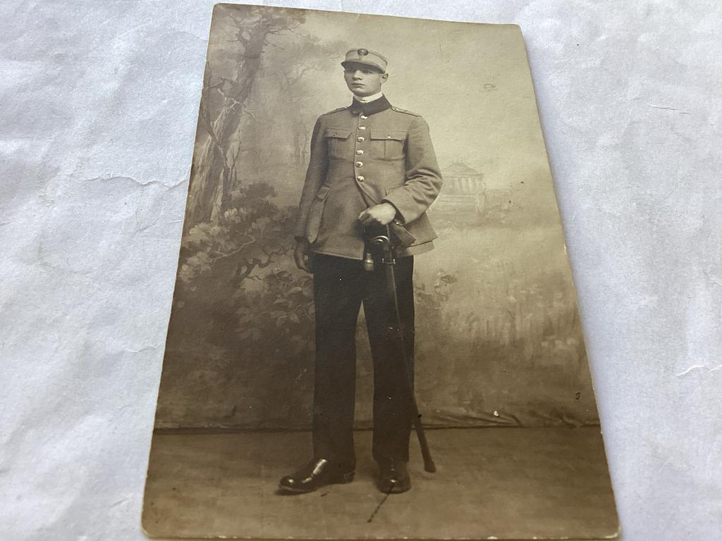 Oude foto van een soldaat met uniform en sabel, Ophalen of Verzenden