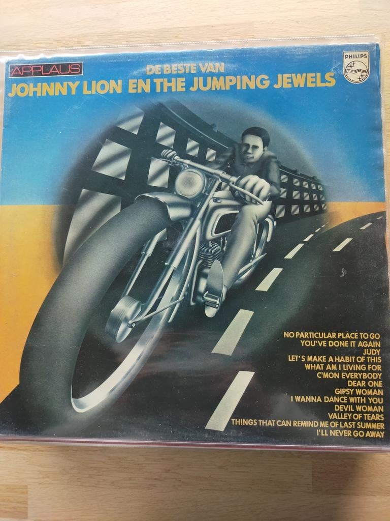 Johnny Lion en the Jumping Jewels, Ophalen of Verzenden, Zo goed als nieuw, 12 inch, Poprock