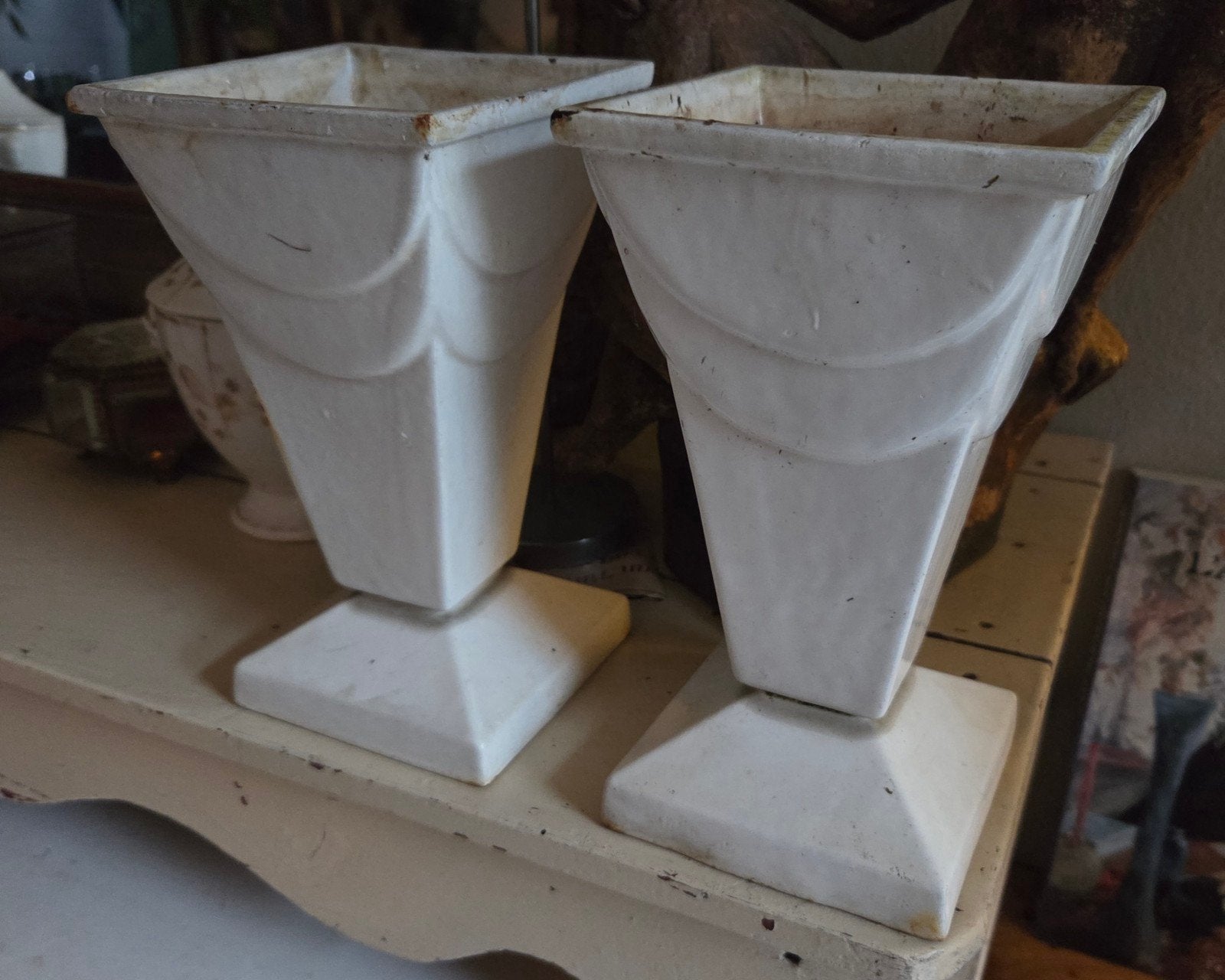 2 Franse Art Deco vazen, gietijzer met een wit emaille, Tuin en Terras, Tuinvazen, Ophalen of Verzenden, Nieuw