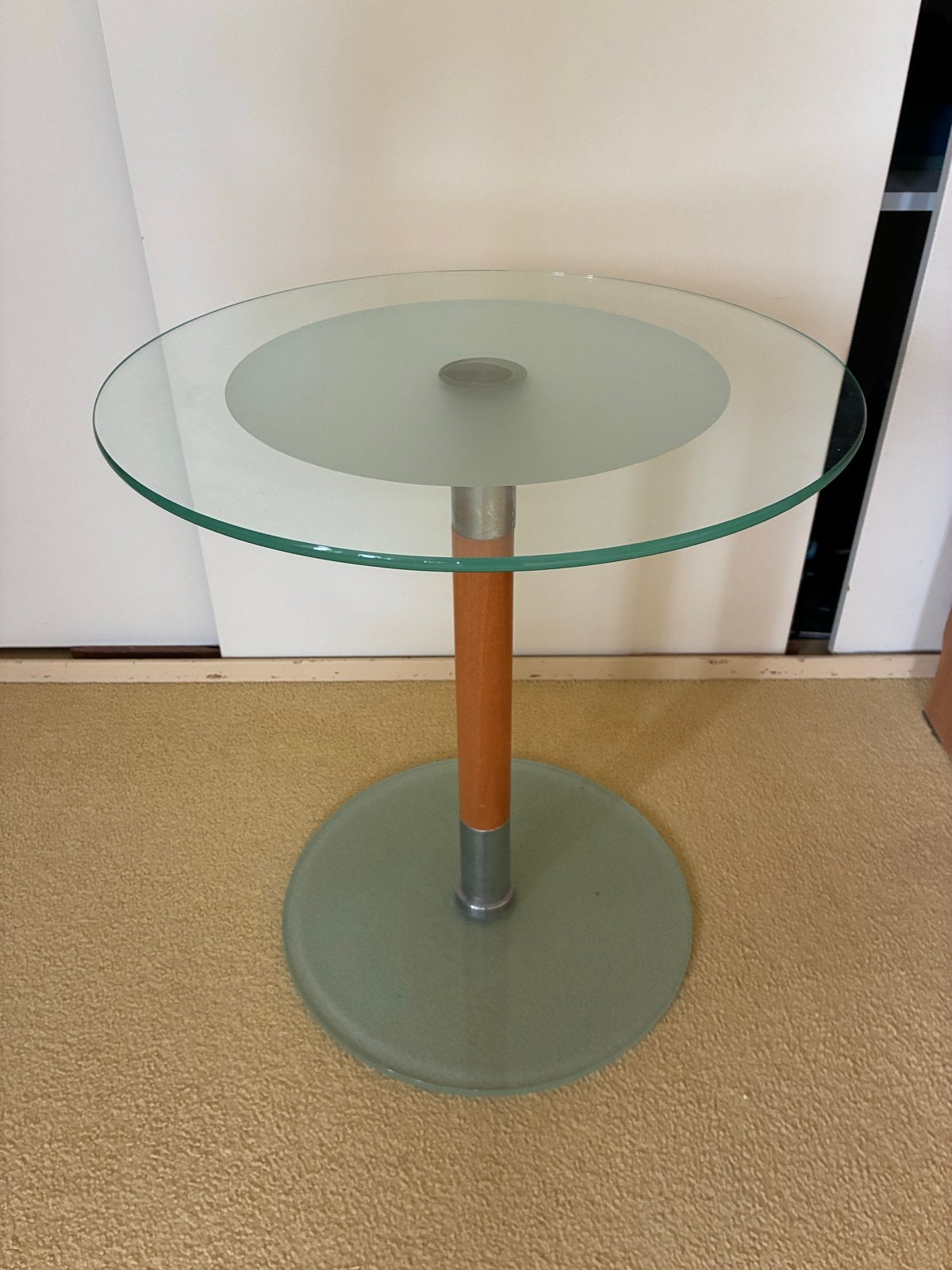 Glazen bijzettafel met houten poot, Huis en Inrichting, Tafels | Bijzettafels, Minder dan 55 cm, Gebruikt, Rond, Glas