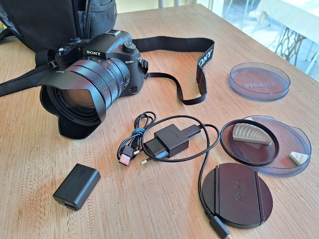 Foto 4 van Sony RX10 Mark IV met accessoires en fototas