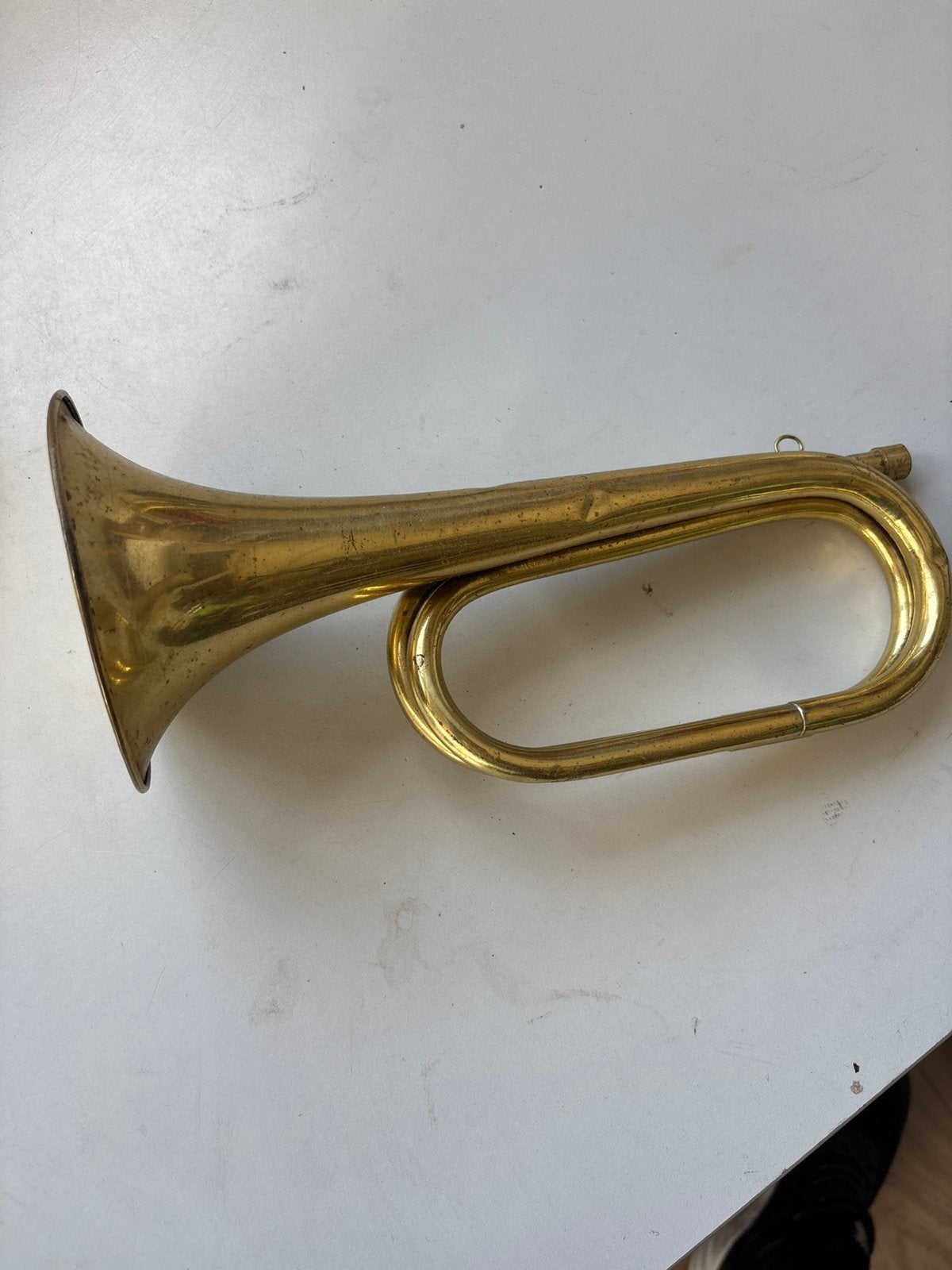 Oude messing cavalerietrompet signaalhoorn met nummer 808, Muziek en Instrumenten, Blaasinstrumenten | Trompetten, Verzenden, Zo goed als nieuw