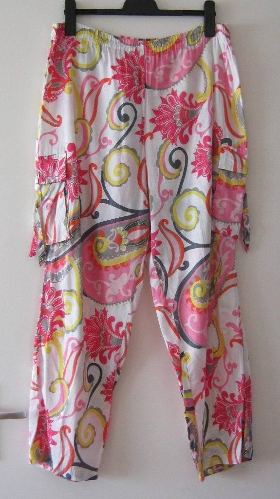 NIEUWE wijde zomer broek met roze bloem motieven, maat XL., Kleding | Dames, Maat 46/48 (XL) of groter, Nieuw, Ophalen of Verzenden
