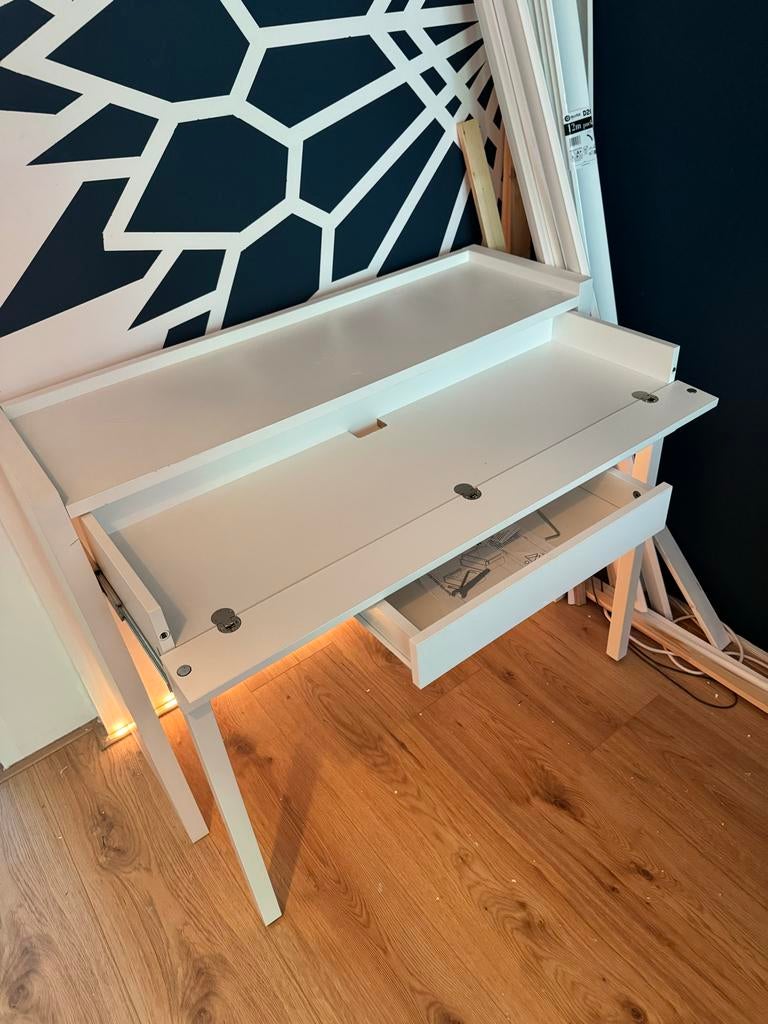 Wit modern bureau met lade en opbergruimte, Ophalen, 110 cm, Met lades, Spaanplaat of MDF