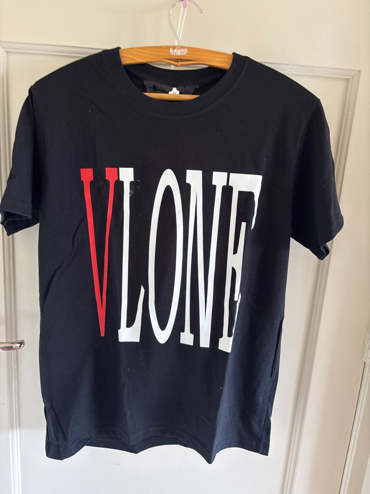 VLONE T-shirt Zwart met Rood/Wit Logo maat S/M, Kleding | Heren, Ophalen of Verzenden, Zo goed als nieuw, Maat 48/50 (M), Zwart