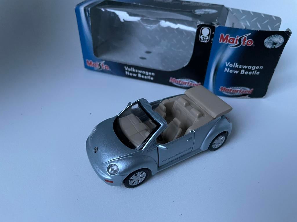 model VW Volkswagen Beetle Cabrio zilvergrijs, Maïsto , 1/37, Ophalen of Verzenden, Zo goed als nieuw, Auto