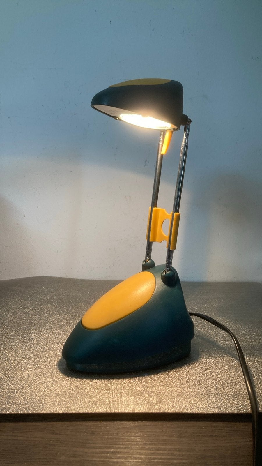 Memphis-stijl bureaulamp met halogeenverlichting, Gebruikt, Meerkleurig, Ophalen of Verzenden, G4