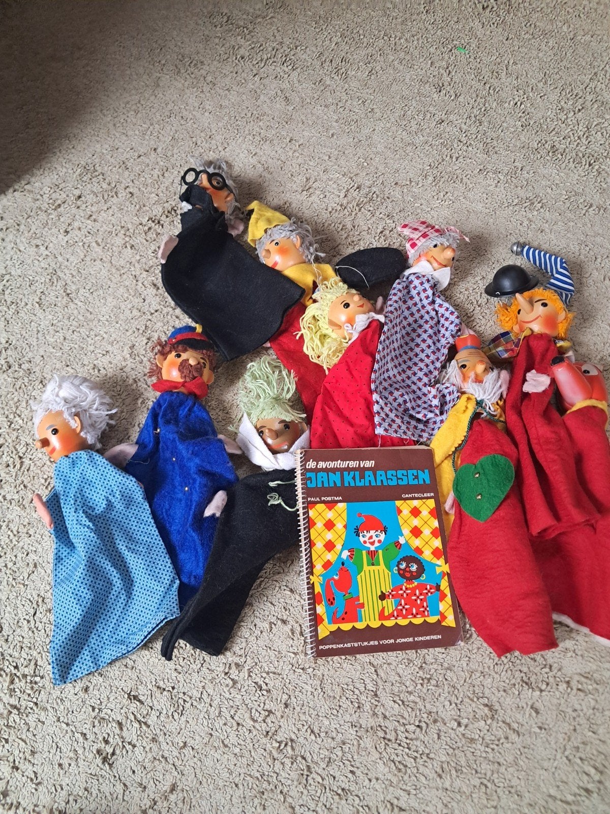 Poppenkast compleet: 10 poppen, boekje en poppenkast, Ophalen, Zo goed als nieuw, Overige typen