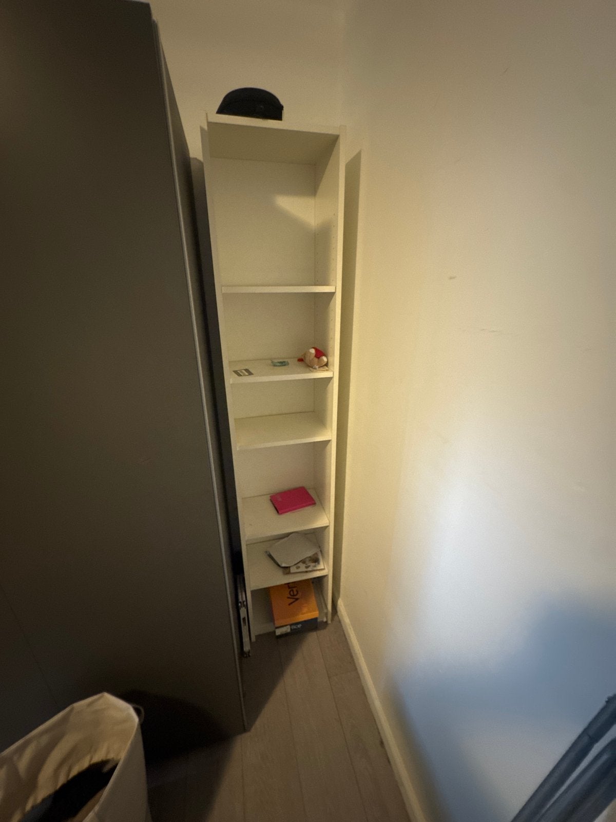 Smalle witte boekenkast met 5 planken, Ophalen, Met plank(en), Minder dan 50 cm, Gebruikt