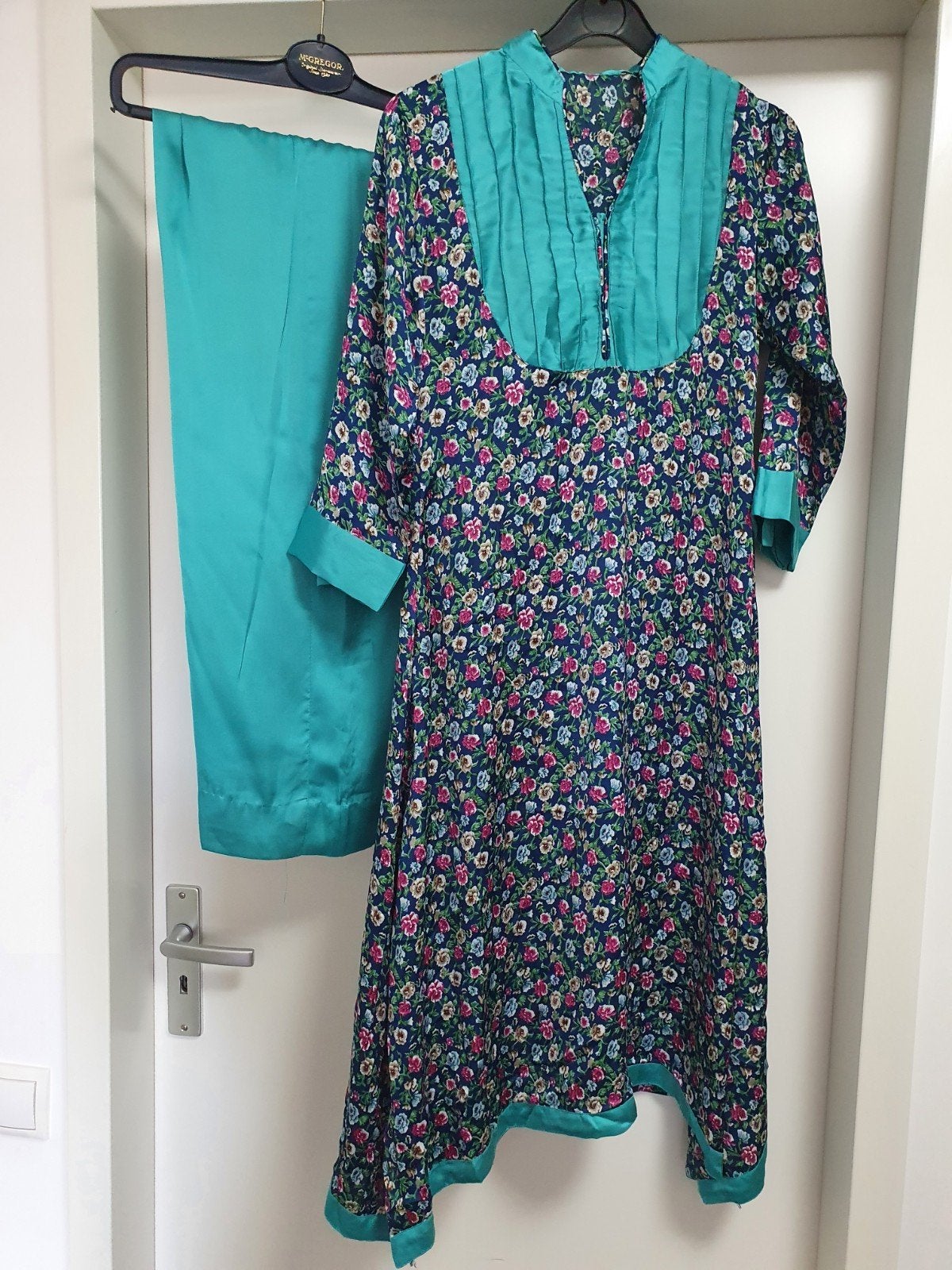 Bloemenprint jurk broek met turquoise accenten maat 158/165, Ophalen of Verzenden, Zo goed als nieuw, Meisje, Jurk of Rok